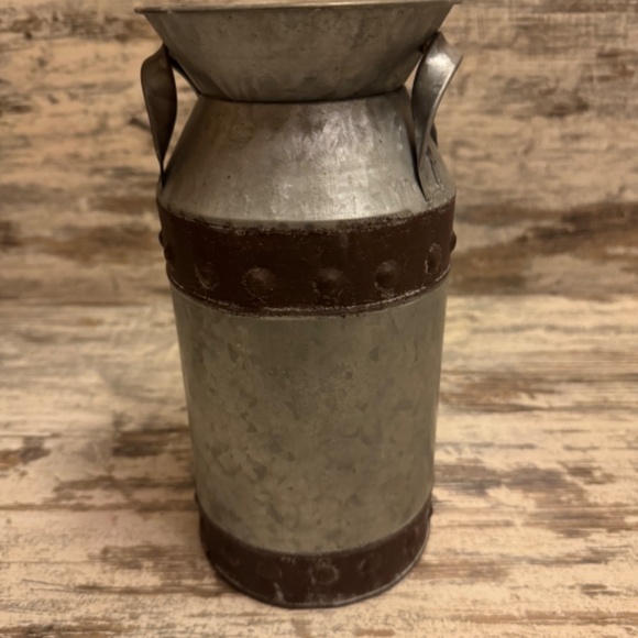 Metal Flower Market Vase Vintage Style - Picture 4 of 5